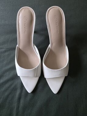 The Drop Women's White Pointed Slide Mules